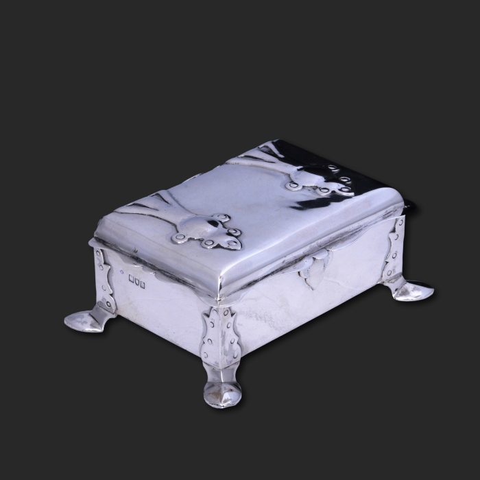 An arts and crafts silver casket - Image 2