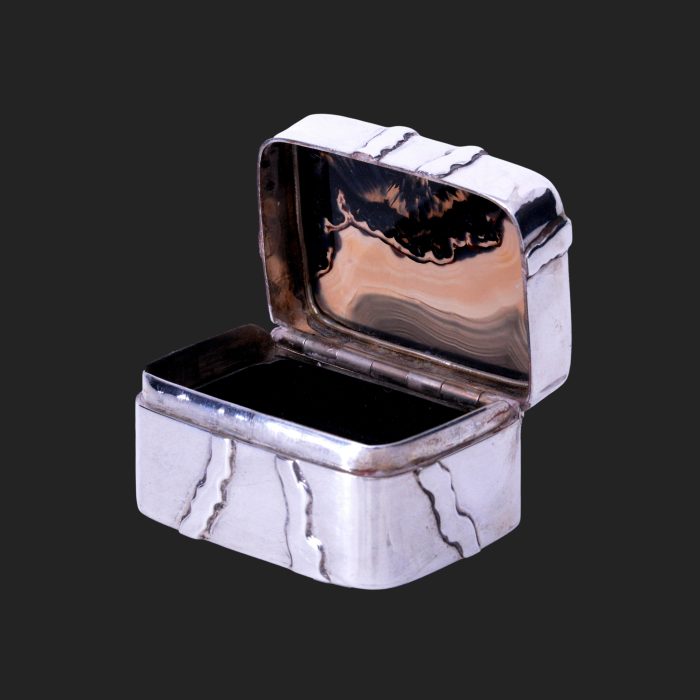 A modern silver and agate box by Coral Ann Prior - Image 2