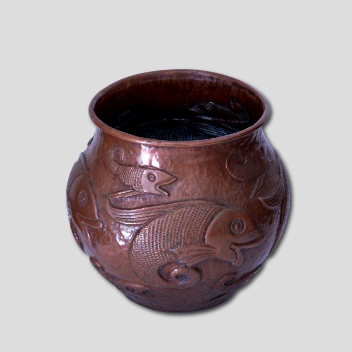 A John Pearson arts and crafts Newlyn copper fish vase - Image 5